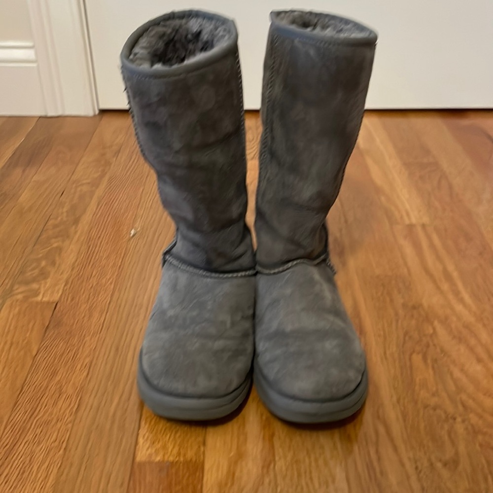 Used Authentic Uggs size 6 tall gray.